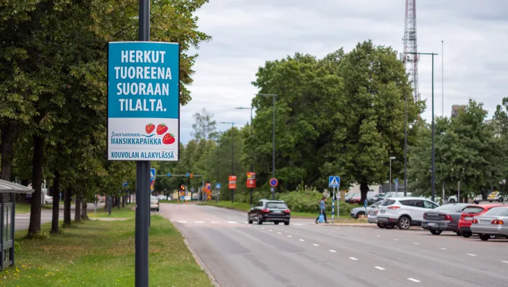 lyhtypylväsmainos tienposkessa